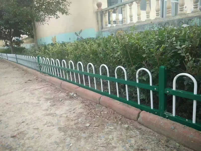 U型锌钢草坪护栏